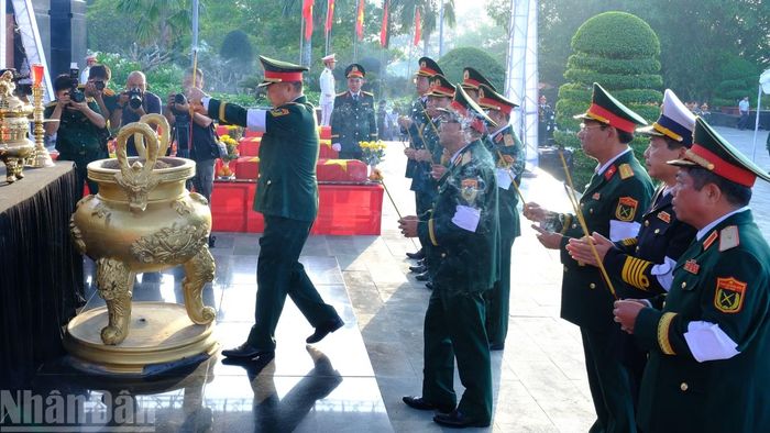 Lãnh đạo Bộ Quốc phòng dâng hương tưởng nhớ Chủ tịch Hồ Chí Minh vĩ đại và các Anh hùng liệt sĩ tại Nghĩa trang Liệt sĩ Bình Phước.