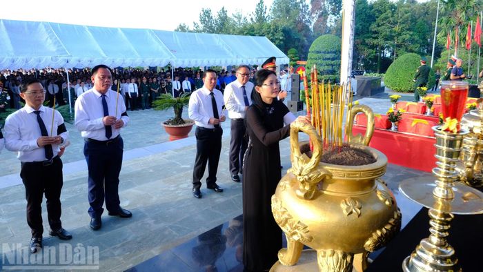 Các đồng chí trong Ban Thường vụ Thành ủy Đồng Nai dâng hương tưởng nhớ Chủ tịch Hồ Chí Minh vĩ đại và các Anh hùng liệt sĩ tại Nghĩa trang Liệt sĩ Bình Phước.