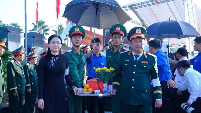 Lãnh đạo thành phố Đồng Nai và lãnh đạo Quân khu 7 đưa tiễn hài cốt liệt sĩ về nơi an nghỉ.