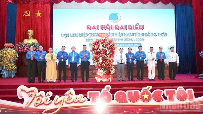 Lãnh đạo tỉnh Đồng Tháp tặng lẵng hoa chúc mừng Đại hội. (Ảnh: HỮU NGHĨA)