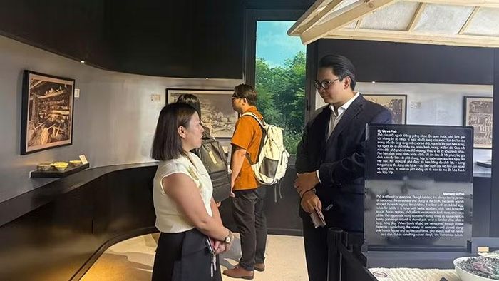 Du khách tham quan Bảo tàng Phở. (Ảnh: HOÀNG TUYẾT)