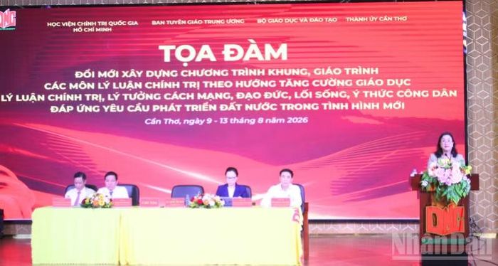Tiến sĩ Đinh Thị Mai, Phó Trưởng Ban Tuyên giáo Trung ương phát biểu tại tọa đàm. (Ảnh: VĂN ÚT)