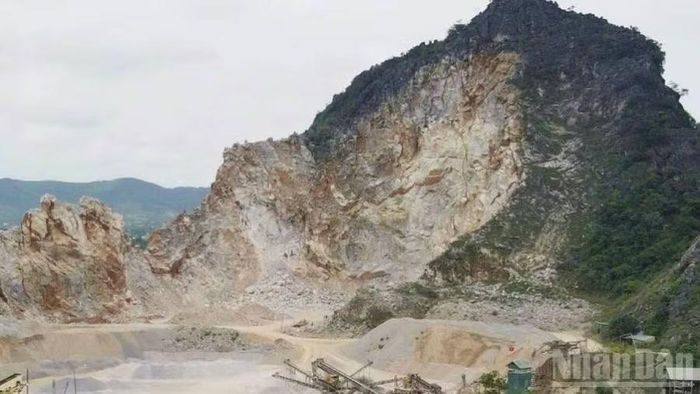 Một mỏ đá gây ô nhiễm môi trường đã từng bị đình chỉ hoạt động tại xã Nam Ba Đồn, tỉnh Quảng Trị. (Ảnh: HƯƠNG GIANG)