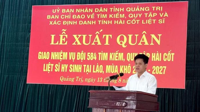 Đồng chí Lê Văn Bảo, Phó Chủ tịch Ủy ban nhân dân tỉnh, Trưởng Ban Chỉ đạo về tìm kiếm, quy tập và xác định danh tính hài cốt liệt sĩ tỉnh Quảng Trị phát biểu giao nhiệm vụ. (Ảnh: Hiếu Minh)