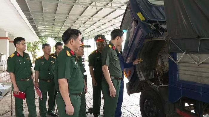 Lãnh đạo Quân khu 4 kiểm tra đăng kiểm ô-tô phục vụ nhiệm vụ tìm kiếm, quy tập hài cốt liệt sĩ tại Lào. (Ảnh: Hiếu Minh)