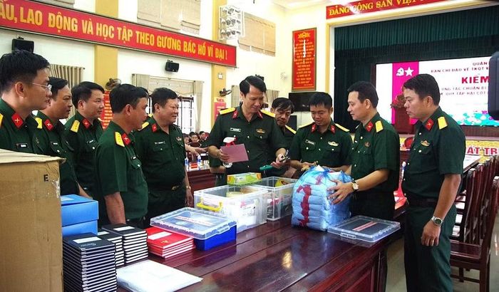 Ban Chỉ đạo về tìm kiếm, quy tập và xác định danh tính hài cốt liệt sĩ Quân khu 4 kiểm tra vật chất phục vụ nhiệm vụ tìm kiếm, quy tập hài cốt liệt sĩ tại Lào. (Ảnh: Hiếu Minh)