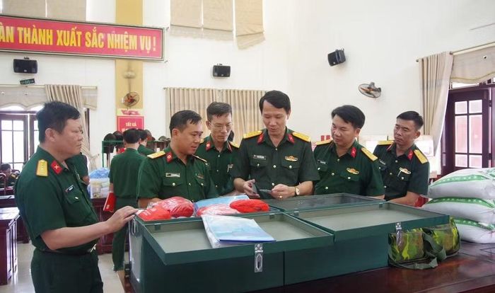 Lãnh đạo Quân khu 4 kiểm tra cơ số thuốc phục vụ nhiệm vụ tìm kiếm, quy tập hài cốt liệt sĩ tại Lào. (Ảnh: Hiếu Minh)