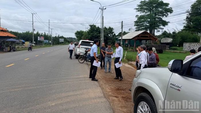 Ủy ban nhân dân tỉnh kiểm tra dự án của khu vực phía Đông. (Ảnh: THANH HẢI)