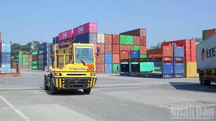 Hoạt động vận tải tại cảng Tiên Sa, thành phố Đà Nẵng.