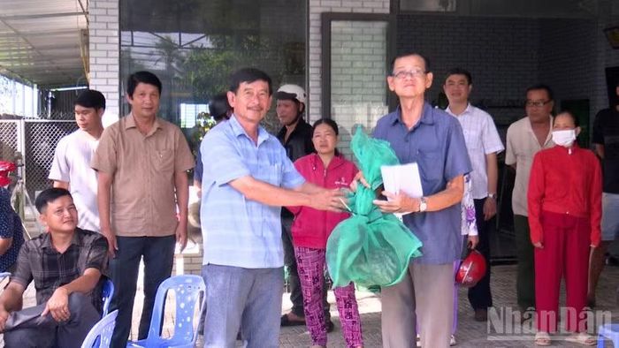 Ủy ban nhân dân xã Phụng Hiệp trao con giống chồn hương sinh sản cho hộ nghèo, hộ cận nghèo và hộ mới thoát nghèo. (Ảnh: VĂN ÚT)