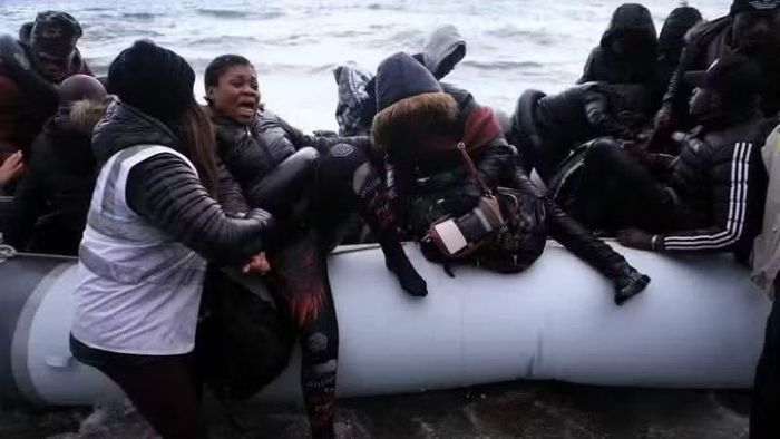 Người di cư được giải cứu ngoài khơi đảo Lesbos, Hy Lạp. (Ảnh: THX/TTXVN)