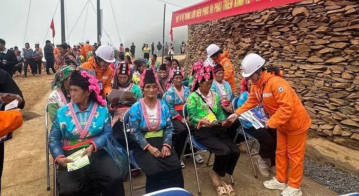 Công nhân Công ty Điện lực Điện Biên hướng dẫn người dân bản Nặm Cứm cách sử dụng điện tiết kiệm, an toàn. (Ảnh: LÊ LAN)