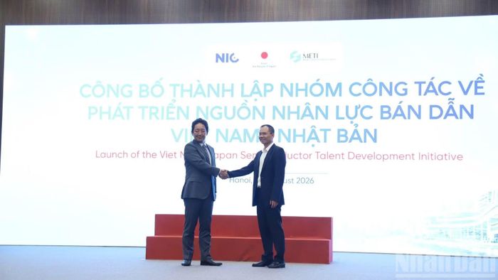 Phó Đại sứ Nhật Bản và Phó Giám đốc NIC tại lễ công bố thành lập nhóm công tác về phát triển nguồn nhân lực bán dẫn Việt Nam-Nhật Bản. (Ảnh: MINH ĐỨC)