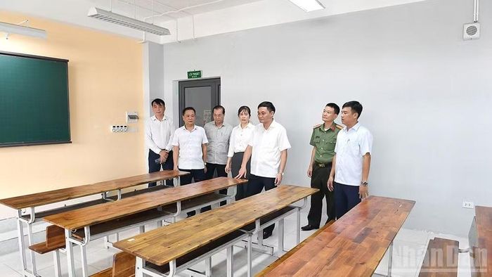 Đồng chí Đỗ Anh Tuấn, Phó Chủ tịch Ủy ban nhân dân tỉnh và Đoàn công tác kiểm tra cơ sở vật chất phòng thi.