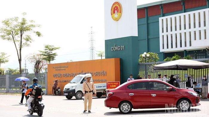 Lực lượng Công an triển khai các biện pháp bảo đảm an ninh, trật tự tại điểm thi Trường trung học phổ thông Chuyên Tuyên Quang.
