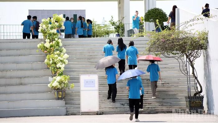 Thí sinh dự thi tại điểm thi Trường trung học phổ thông Chuyên Tuyên Quang đến làm thủ tục dự thi.