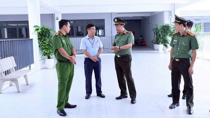 Lãnh đạo Công an tỉnh Tuyên Quang kiểm tra công tác bảo đảm an ninh, an toàn trước kỳ thi lại tại điểm thi Trường trung học phổ thông Chuyên Tuyên Quang.