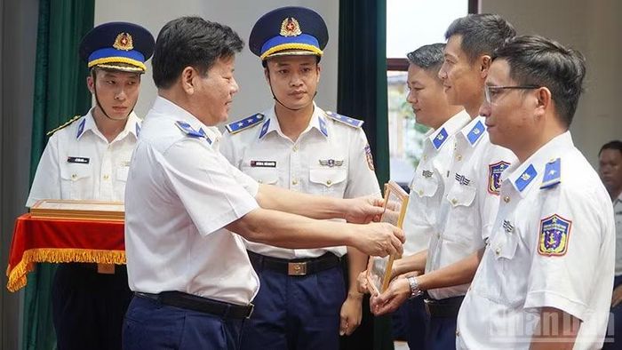 Thiếu tướng Trần Quang Tuấn, Tư lệnh Vùng Cảnh sát biển 2 trao giải cho các đơn vị, cá nhân đạt giải tại hội thi, hội thao.