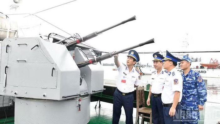 Lãnh đạo Bộ Tư lệnh Vùng Cảnh sát biển 2 kiểm tra vũ khí, trang bị kỹ thuật trên tàu thuộc các đơn vị trực thuộc.