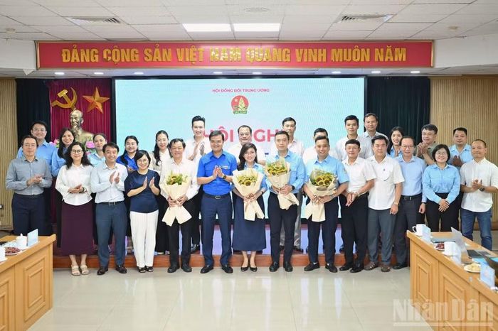 Đồng chí Bùi Quang Huy tặng hoa chúc mừng Hội đồng Đội Trung ương khóa X, nhiệm kỳ 2026-2031. (Ảnh: LINH PHAN)
