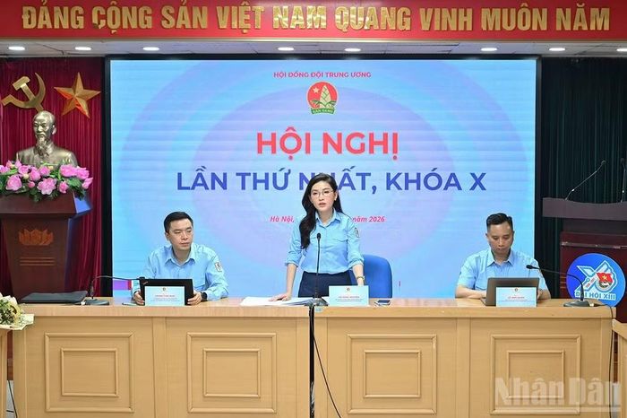 Bí thư Trung ương Đoàn, Chủ tịch Hội đồng Đội Trung ương Hồ Hồng Nguyên điều hành hội nghị. (Ảnh: LINH PHAN)