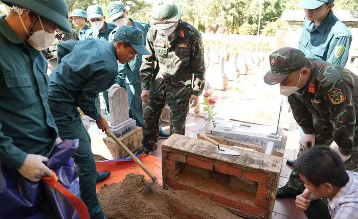 Các lực lượng tổ chức triển khai lấy mẫu, số hóa thông tin và bàn giao mẫu hài cốt liệt sĩ tại Nghĩa trang liệt sĩ Cam Lộ. (Ảnh: H.M)
