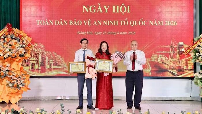 Chủ tịch Ủy ban nhân dân thành phố Hải Phòng Đỗ Thành Trung trao Bằng khen cho các tập thể, cá nhân có thành tích xuất sắc trong phong trào “Toàn dân bảo vệ an ninh Tổ quốc”. (Ảnh: VIỆT CƯỜNG)