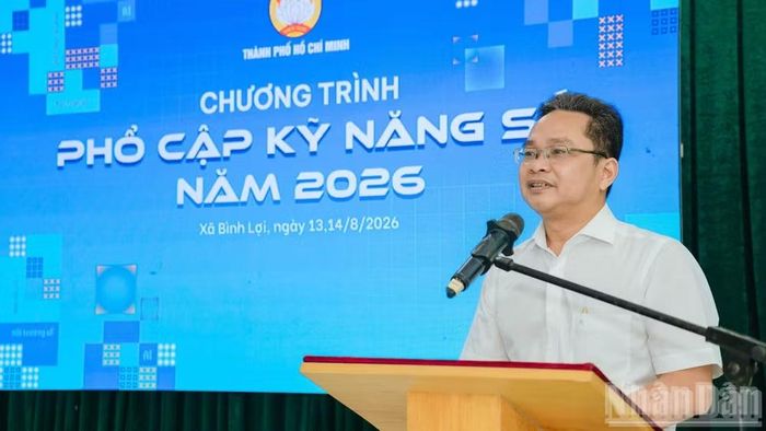 Ông Phạm Minh Tuấn, Phó Chủ tịch Ủy ban Mặt trận Tổ quốc Việt Nam Thành phố Hồ Chí Minh phát biểu khai mạc chương trình. (Ảnh: Vương Lê)