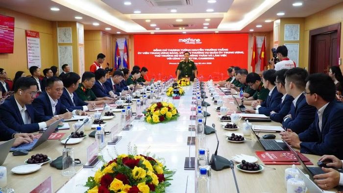 Thượng tướng Nguyễn Trường Thắng phát biểu chỉ đạo tại Trụ sở Công ty Viettel Cambodia (Metfone). (Ảnh: KIỀU TRINH)
