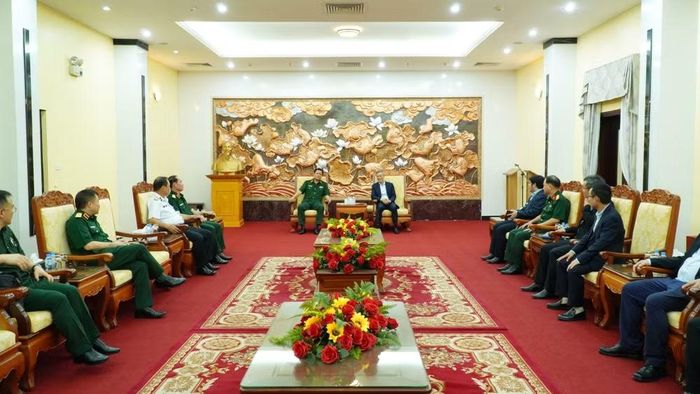 Đoàn công tác Bộ Quốc phòng do Thượng tướng Nguyễn Trường Thắng dẫn đầu tới thăm Đại sứ quán Việt Nam tại Campuchia. (Ảnh: KIỀU TRINH)