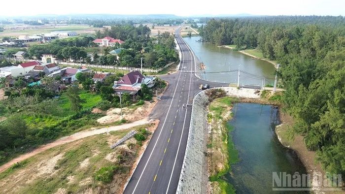 Hàng chục km đường ven biển Dung Quất-Sa Huỳnh đi qua địa bàn các xã: Tư Nghĩa, Vệ Giang, Long Phụng, Mỏ Cày và Lân Phong đã được kết nối liền mạch, mở ra không gian phát triển mới cho các địa phương ven biển.