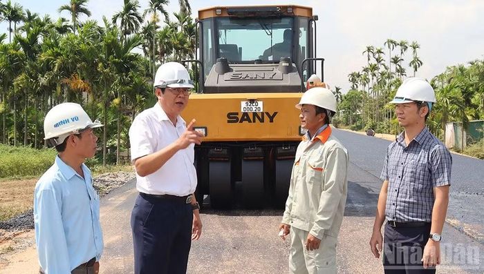 Lãnh đạo Ban Quản lý dự án đầu tư xây dựng các công trình giao thông tỉnh Quảng Ngãi thường xuyên kiểm tra hiện trường, đốc thúc nhà thầu đẩy nhanh tiến độ thi công dự án đường ven biển Dung Quất-Sa Huỳnh.