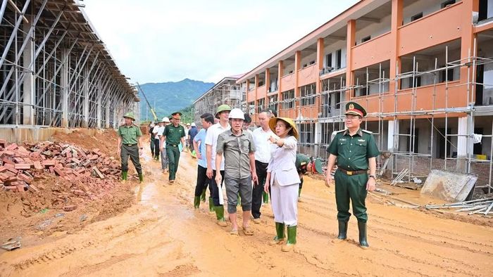 Đồng chí Võ Thị Minh Sinh, Phó Bí thư Tỉnh ủy Nghệ An kiểm tra tiến độ thi công Trường phổ thông nội trú liên cấp tiểu học và trung học cơ sở Tri Lễ. (Ảnh: TTH)