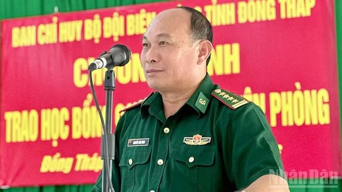 Đại tá Nguyễn Văn Minh, Chính ủy Ban chỉ huy Bộ đội Biên phòng tỉnh Đồng Tháp phát biểu tại chương trình trao học bổng. (Ảnh: HÒA BÌNH)