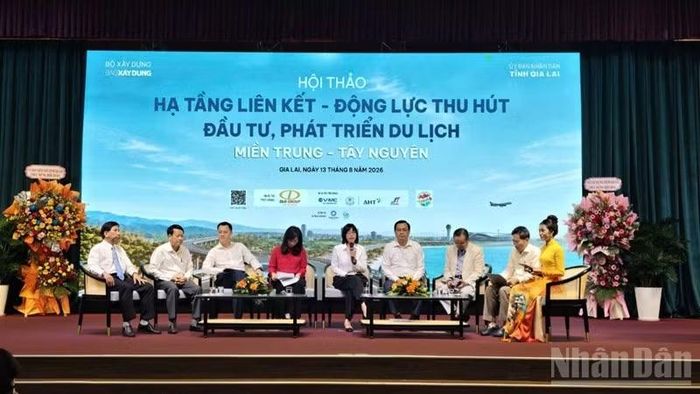 Các đại biểu, chuyên gia chia sẻ tại phiên tham luận và thảo luận bàn tròn với chủ đề “Logistics du lịch, định vị giá trị địa phương”. (Ảnh: Thanh Tùng)