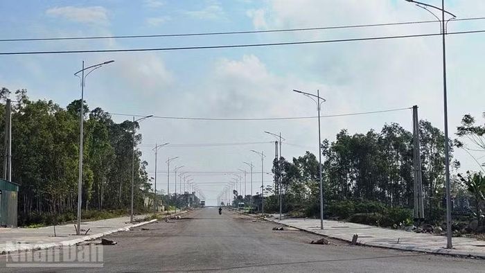 Một phần đoạn đường bộ ven biển qua đô thị động lực Tĩnh Gia đã hoàn thành xây lắp. (Ảnh: MAI LUẬN)
