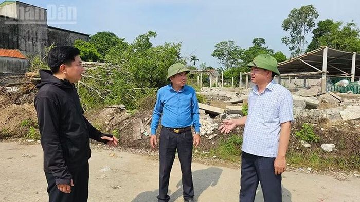 Bí thư Đảng ủy phường Ngọc Sơn trao đổi với cán bộ hệ thống chính trị cơ sở về hỗ trợ người dân thực hiện hiệu quả phương án giải phóng mặt bằng. (Ảnh: MAI LUẬN)