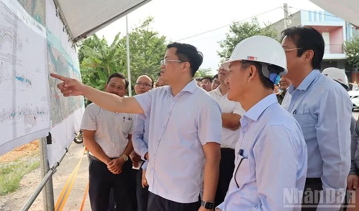 Kiểm tra các dự án giao thông trọng điểm, Chủ tịch Ủy ban nhân dân tỉnh Quảng Ngãi Nguyễn Đức Tâm yêu cầu chủ đầu tư đẩy nhanh tiến độ thực hiện dự án, bảo đảm hoàn thành mục tiêu giải ngân vốn đầu tư công năm 2026.