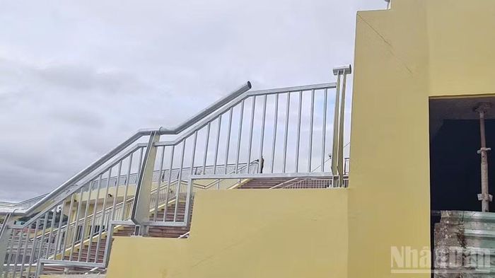 Xuất hiện vết nứt sang khối bê-tông cốt thép phần trung tâm thương mại (thuộc quảng trường).