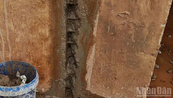 Những lớp sắt hoen gỉ phơi ra giữa các khối bê-tông liên kết.