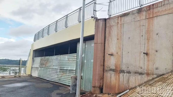Khu vực cứng hóa bằng bê-tông cốt thép kiên cố tiếp giáp với đất đắp đã bị xô lệch, bóc tách tiếp giáp giữa các khối bê-tông.