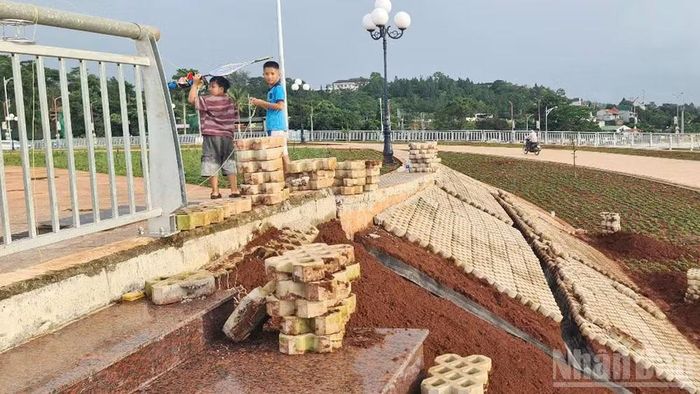 Khu vực ta-luy ngoại vi bị sạt trượt đang được bóc dỡ để khắc phục.