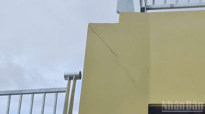 Phần kết cấu bê-tông cốt thép liên kết trực tiếp với tường đứng vách ngăn khối đất đắp cũng xuất hiện vết nứt.