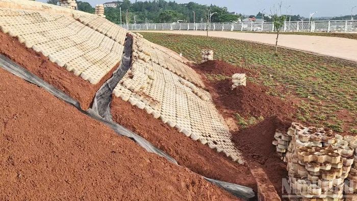 Việc khắc phục sạt trượt kè ngoại vi vẫn nham nhở do thời tiết mưa nhiều.