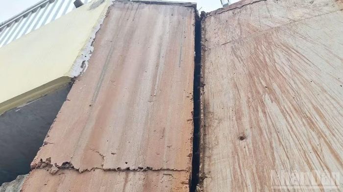 Giữa phần bê-tông cốt thép kiên cố phần cứng đã có bóc tách kết nối với phần tường bao khối đất đắp quảng trường.