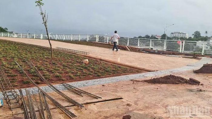 Vật liệu đang được tập kết tại các điểm sạt trượt để cứng hóa các điểm sạt trượt.