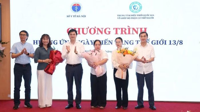 Đại diện lãnh đạo Bộ Y tế, Sở Y tế Hà Nội và Trung tâm điều phối quốc gia về ghép bộ phận cơ thể người tặng hoa tri ân gia đình người hiến tạng. (Ảnh: CƯƠNG QUYẾT)