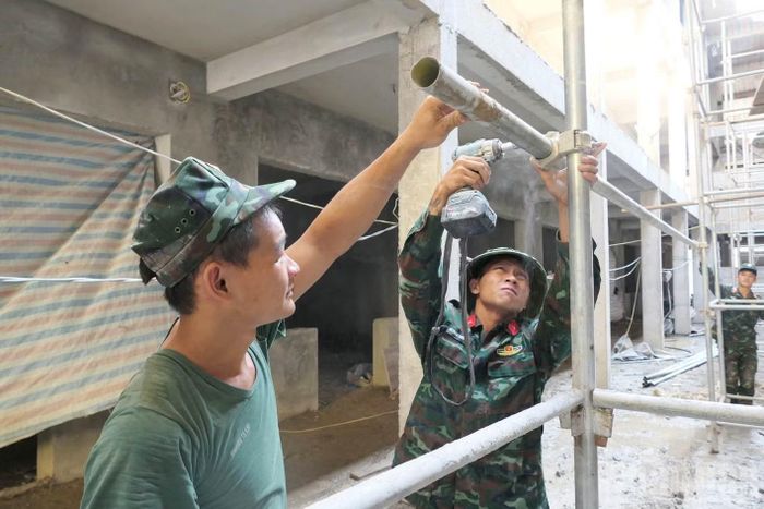 Theo ông Phạm Kim Vương, cán bộ quản lý công trình, sự hỗ trợ của bộ đội giúp nhà thầu có thêm nhân lực để tập trung hoàn thiện các hạng mục, bảo đảm tiến độ đề ra.