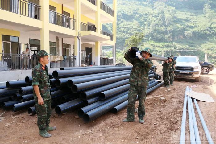 Lực lượng quân đội tham gia vào hầu hết các hạng mục thi công của dự án.