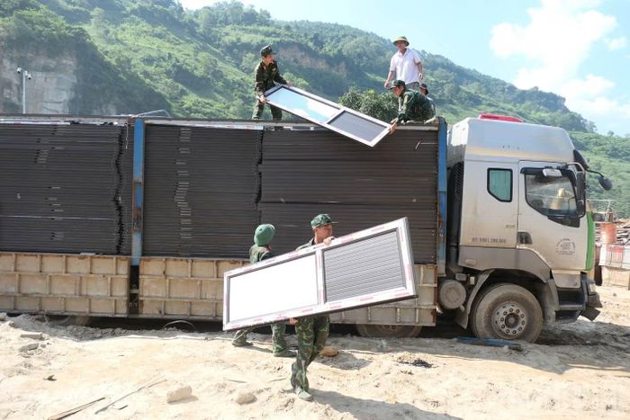 Từ việc bốc xếp vật liệu nặng.